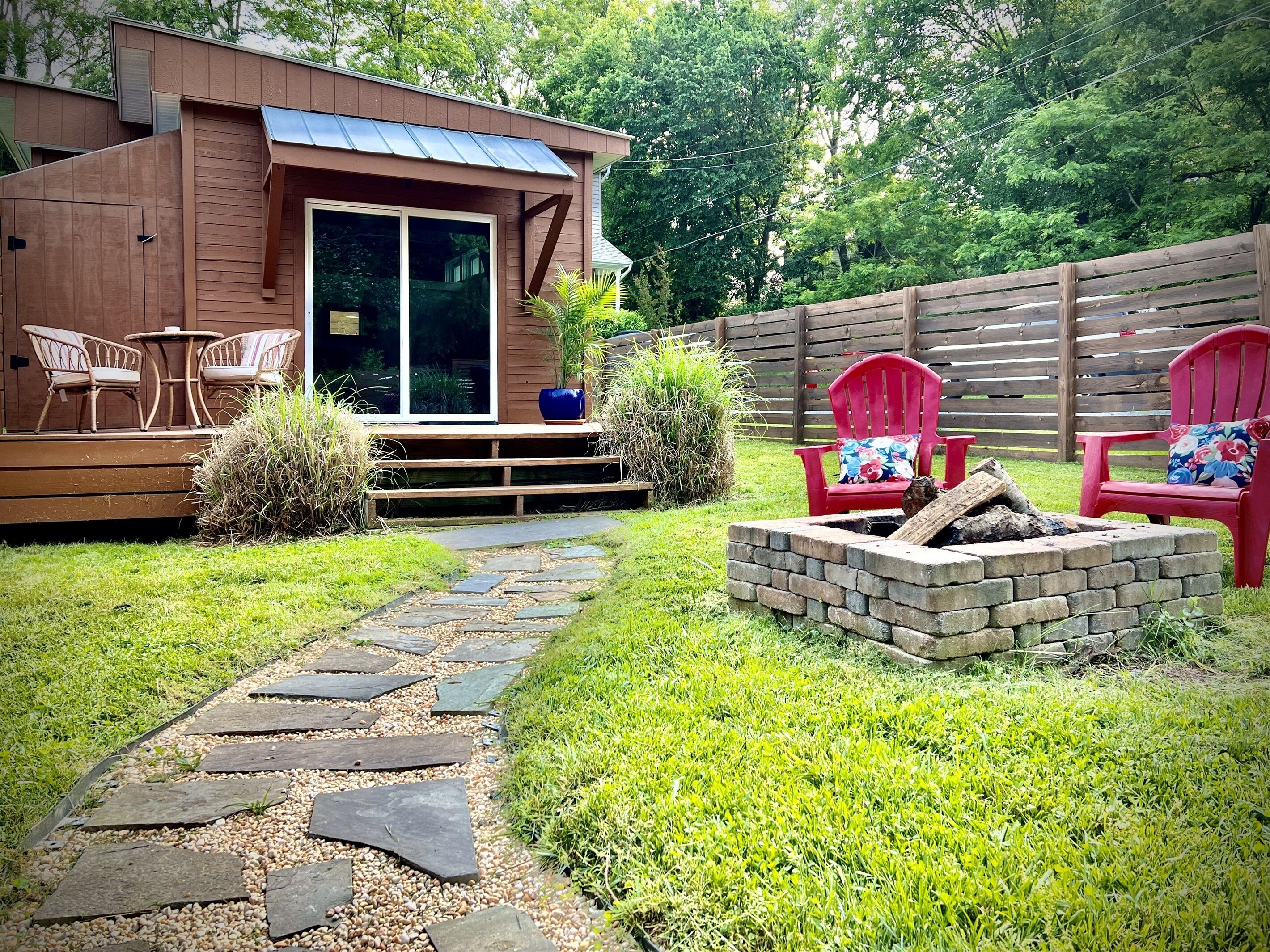 Quiet tiny home. Dog-friendly. Private fenced yard