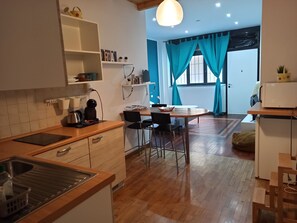 Réfrigérateur, micro-ondes, plaque de cuisson