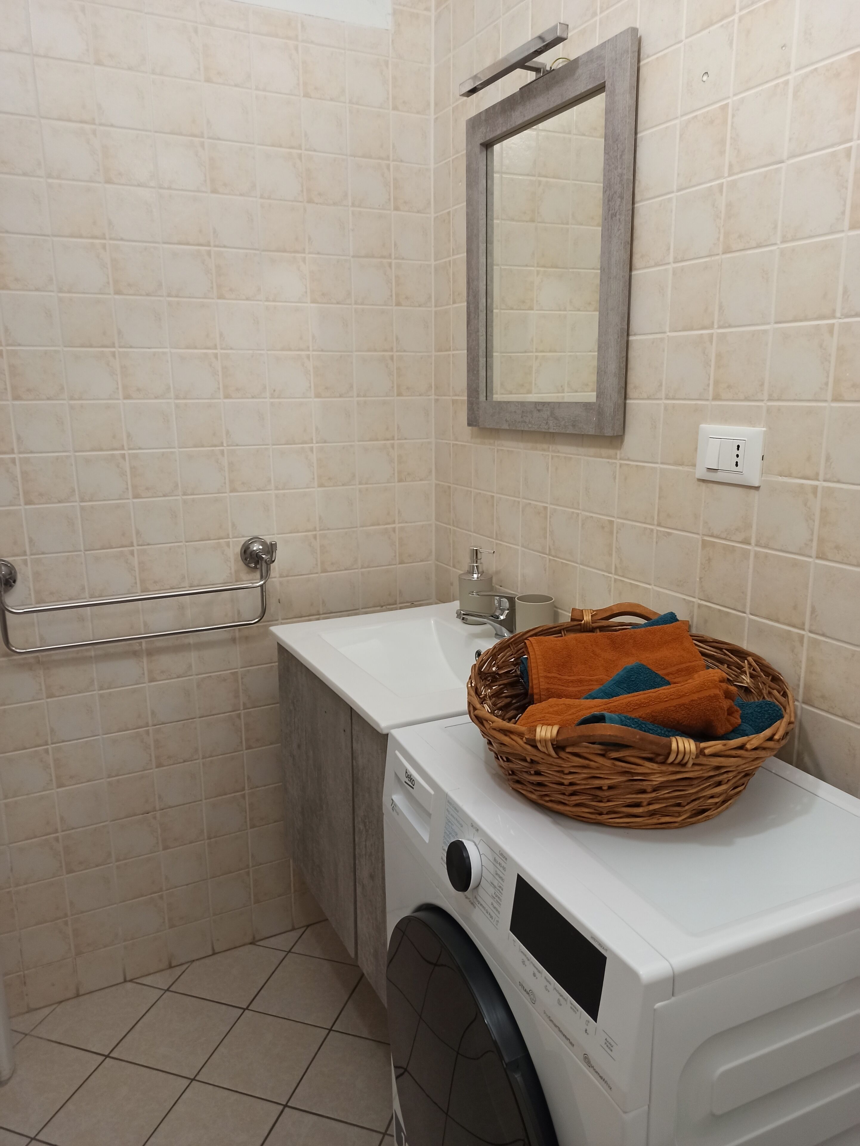 Haartrockner, Bidet, Handtücher, Toilettenpapier