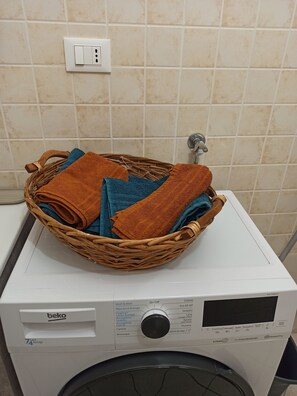 Interior - Renovated studio apartment by the sea - Co-AAUT 9056-LT-0376 (Savona)