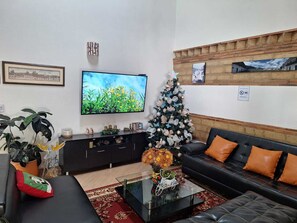 42-inch flat-screen TV with cable channels, TV - HOTEL VILLA DEL ANGEL (Villa de Leyva)