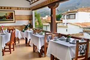 Shower, rainfall showerhead, free toiletries, hair dryer