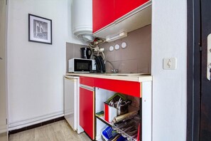 Een koelkast, een magnetron, een kookplaat