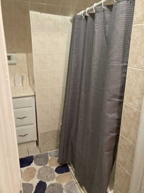 مجففات شعر، مناشف، صابون، شامبو