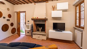 Una sala de estar con chimenea, televisor y decoración moderna.