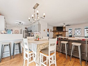 Dining - Lazy Bear Lodge-Breathtaking Views! Pet Friendly (Maggie Valley)