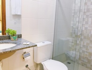 Toalhas de banho, sabonete, papel higiênico 