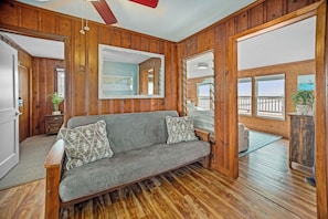 Älytelevisio, DVD-soitin, kirjoja, videokirjasto