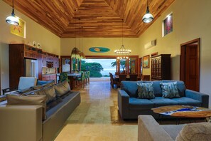 Smart-TV, bøker og stereoanlegg