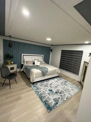 3 slaapkamers, een bureau, een strijkplank/strijkijzer, reisbedje