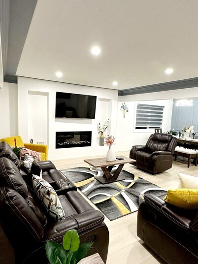 RGW'S Cozy Casa Upper Modern & Stylish  close to Rogers Place close to Down Town
