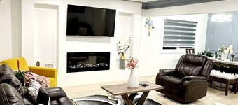 RGW'S Cozy Casa Upper Modern & Stylish close to Rogers Place close to Down Town