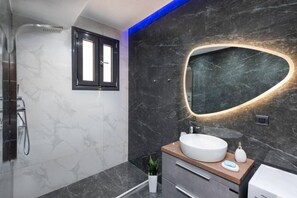 Hårføner, håndklær, såpe og toalettpapir