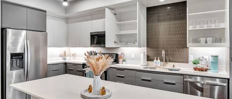 Kylskåp, mikrovågsugn, ugn och spishäll