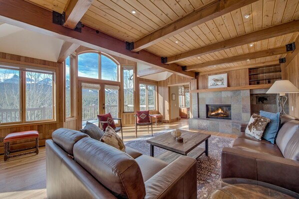 Smart TV, fireplace, books - Spacious Retreat with Hot Tub and Stunning Views, 3 min from Breck, Free Shuttle (Breckenridge)