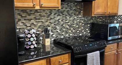 Hill Country Galleria Getaway! Walk to everything!