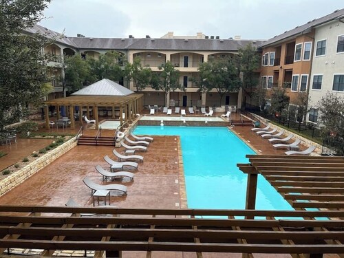 Hill Country Galleria Getaway! Walk to everything!