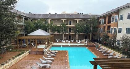 Hill Country Galleria Getaway! Walk to everything!