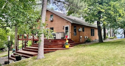 Fantastic Fishhook home w/PONTOON on premier sport & fishing lake! Pet Friendly!