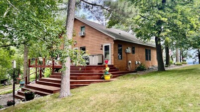 Fantastic Fishhook home w/PONTOON on premier sport & fishing lake! Pet Friendly!