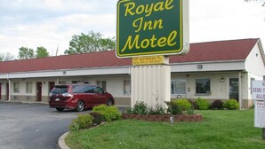 A Royal Inn Motel with a sign indicating high-speed internet. - Royal Inn Motel (Columbus)