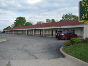 Exterior - Royal Inn Motel (Columbus)