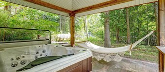 Simcoe County Cottage ★ Woodland Private Retreat ★ Hot Tub ★ Riverfront