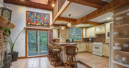 Simcoe County Cottage ★ Woodland Private Retreat ★ Hot Tub ★ Riverfront