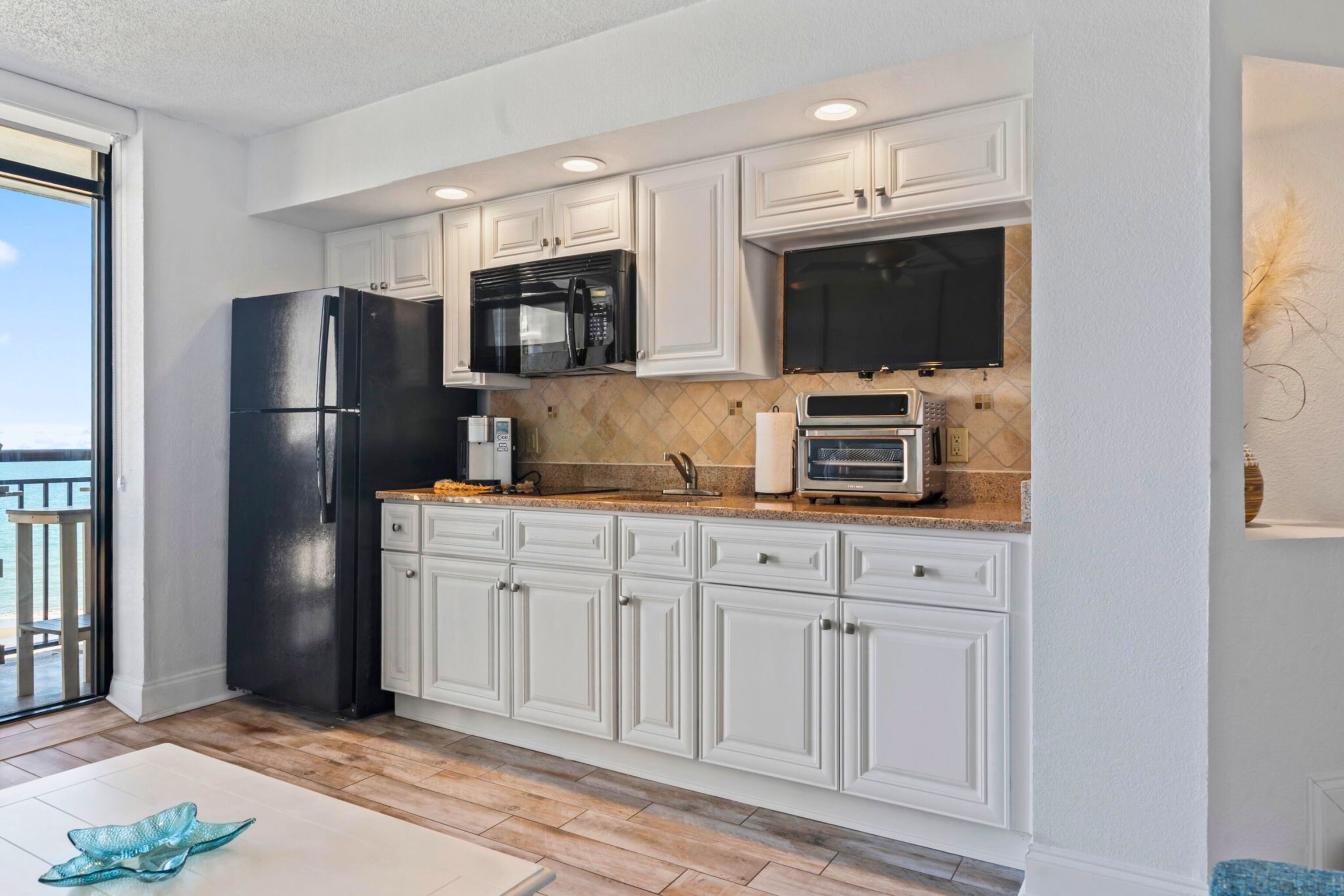 Réfrigérateur, micro-ondes, plaque de cuisson, cafetière/bouilloire