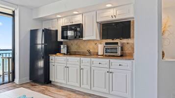 Réfrigérateur, micro-ondes, plaque de cuisson, cafetière/bouilloire