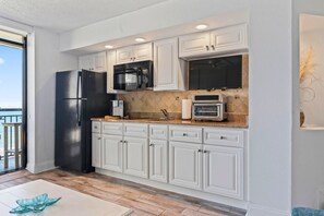 Frigorifero, microonde, piano cottura, macchina per tè/caffè