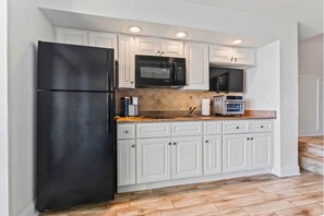 Réfrigérateur, micro-ondes, plaque de cuisson, cafetière/bouilloire