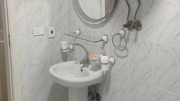 Basic Room | Bathroom