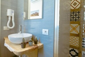 Ducha, secador de pelo, bidet, toallas