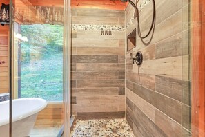 Shower, hair dryer, towels - Hocking Hideaway - Spacious Lodge- Great Location (Logan)