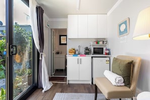 Kjøleskap, mikrobølgeovn, kokeplater og brødrister