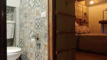 Asciugacapelli, asciugamani, sapone, carta igienica