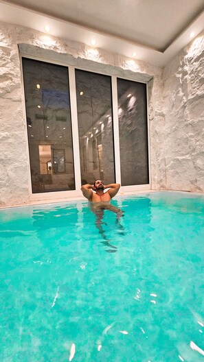 Een binnenzwembad, een verwarmd zwembad