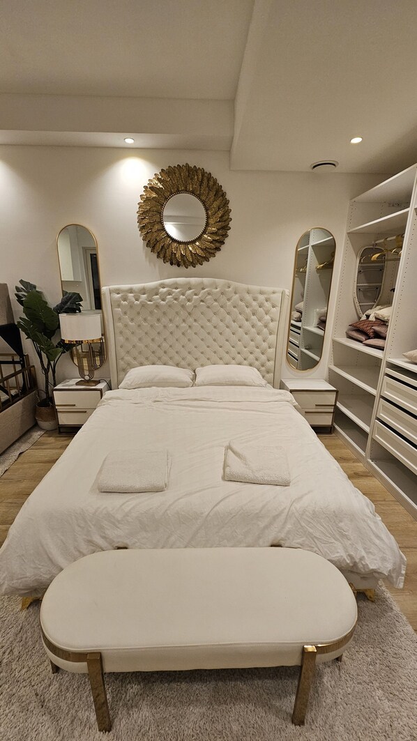 1 slaapkamer, een strijkplank/strijkijzer, wifi, beddengoed