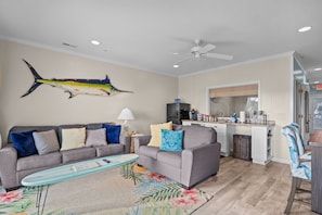 Smart TV, books - Waterfront Retreat walkable to the best shops, restaurants, & charm of Southport (Southport)