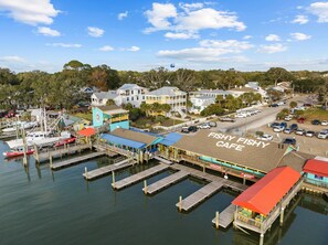 Marina - Waterfront Retreat walkable to the best shops, restaurants, & charm of Southport (Southport)