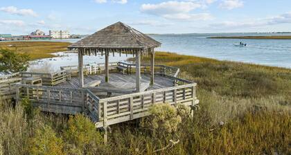 Waterfront Retreat walkable to the best shops, restaurants, & charm of Southport