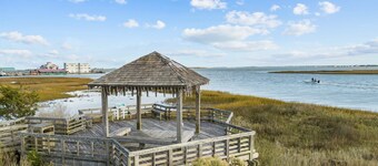 Waterfront Retreat walkable to the best shops, restaurants, & charm of Southport