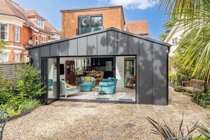 Unclassified image, 5 of 38, button