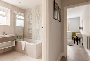 Shower, hair dryer, towels - Middle Chine - Garden and Spacious Living Space (Bournemouth)