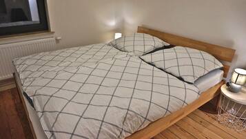 3 bedrooms, desk, free WiFi, bed sheets