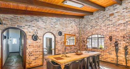 Peaceful Farmhouse
Hacienda courtyard, full kitchen, peaceful, nature's haven.