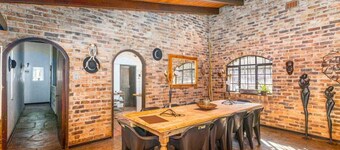 Peaceful Farmhouse
Hacienda courtyard, full kitchen, peaceful, nature's haven.