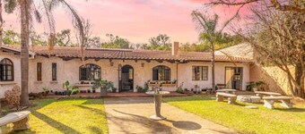 Peaceful Farmhouse
Hacienda courtyard, full kitchen, peaceful, nature's haven.

