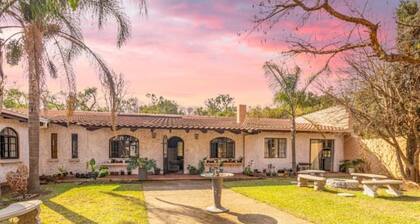 Peaceful Farmhouse
Hacienda courtyard, full kitchen, peaceful, nature's haven.
